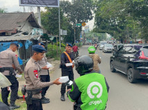 Brimob PMJ Bagikan Takjil Bagi Pelintas Jalan di Cipiutat