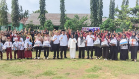 Bupati Mesuji Kembali Bagikan Bantuan Seragam Sekolah di SMP Negeri 4 Mesuji