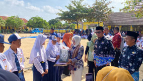 Kini Giliran Kecamatan Mesuji Timur, Bupati Mesuji Bagikan Bantuan Seragam Sekolah