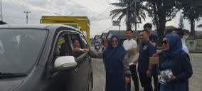 Bulan Penuh Berkah, Bupati Elfianah Turun Langsung Bagikan Takjil kepada Warga