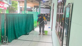 Anggota Brimob Polda Selenggarakan Kegiatan Bersih-bersih Tempat Ibadah