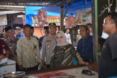 Bupati Mesuji dan Kapolres Tinjau Harga Bahan Pokok Jelang Idul Fitri di Pasar Simpang Pematang