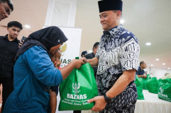 Bikin Rakyat Bungah, Pemprov dan Baznas Jateng Bagikan 8.000 Paket Sembako Lebaran