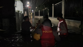 Polisi Evakuasi Warga Terlanda Banjir di Ciracas