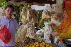 Mudik Lebaran ala Habiburokhman ke Lampung, Ngeteng Kelengkeng dari Pasar