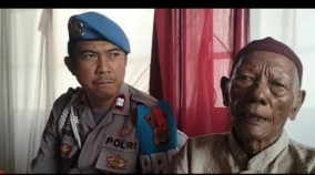 Pospam Mesuji Selamatkan Manula Tersesat Jalan Kaki Hendak Lebaran ke Kampung Halaman