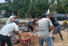 Minggu Pagi, Camat Sukabumi Sahrial Pimpin Gotong Royong Perbaiki Drainase Nusantara Permai