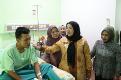 Petugas BPBD Kehilangan Tiga Jari Saat Evakuasi Banjir, Eva Dwiana Beri Bantuan Rp15 Juta dan Umroh