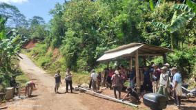 Warga Sinar Jawa Gotong Royong Bangun Portal Jalan, Upaya Tingkatkan Keamanan Wilayah