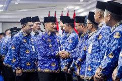 Lantik 27 Pejabat Pemprov Jateng, Gubernur Luthfi: Birokrasi Itu Melayani, Bukan Mempersulit