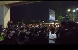 Kericuhan Warnai Laga Bhayangkara FC vs Persib di Lampung, Suporter Saling Lempar