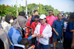 Wali Kota Agustina Bikin Simpang Lima Banjir Kado saat Mlaku Bareng Warga