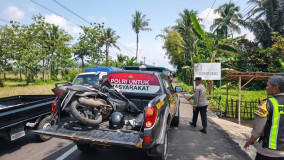 Tabrak Tugu Perbatasan di Banjarkerta, Pemotor Asal Mrebet Meninggal di Lokasi