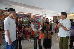 Ratusan Peserta HUT REI Kunjungi Dekranasda Lampung, Produk Kriya, Wastra dan Kuliner Jadi Daya Tarik