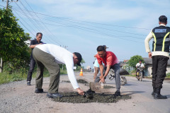 Nadirsyah Pimpin Gotong Royong Perbaikan Jalan, Warga Tubaba Apresiasi
