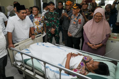 Pulihkan Trauma Siswa Korban Atap Kelas Roboh di Sragen, Gus Yasin: Masih Berani Sekolah Tho?