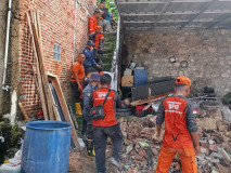 Hujan Deras Picu Tembok Roboh di Bumi Waras, BPBD Evakuasi Korban