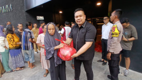 Viper Bar & Resto Bagikan Sembako untuk 98 Warga Sukaraja Bumi Waras