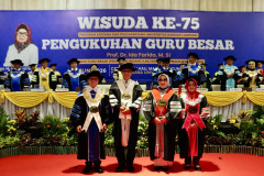 Momen Sidang Senat UBL: Wisuda ke-75 Sekaligus Pengukuhan Guru Besar Prof. Ida Farida
