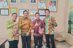 Sekretariat DPRD Kaur Kunjungi Diskominfo Tanggamus, Bahas Verifikasi Media dan Peningkatan Profesionalisme Wartawan