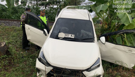 Mobil Tertemper Kereta Api Tanpa Palang Pintu di Pesawaran, 2 Korban Luka Berat