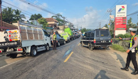 Gerak Cepat Tim Urai Satlantas Polres Tanggamus Turun Tangan di Kepadatan Antrean BBM di Jalinbar SPBU Banjar Negeri