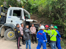 Polsek Pulau Panggung Bantu Evakuasi Truk Tronton Diduga Rem Blong di Tanjakan Leter S