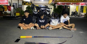 Menyita senjata tajam