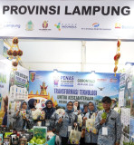 Lampung Catat Prestasi Nasional, Dipilih sebagai Tuan Rumah Penas Petani Nelayan 2029*  Gorontalo ---- Gubernur Lampung yang diwakili oleh Kepala Dinas Ketahanan Pangan, Tanaman Pangan, dan Hortikultura Provinsi Lampung, Elvira Umihanni, menghadiri Pembu