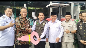  Bupati Tanggamus Serahkan Lima Unit Alsintan Bantuan Kementan, Perkuat Modernisasi Pertanian