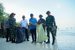 Ribuan Warga Bersihkan Radin Inten Beach, Gubernur Mirza: Pantai Adalah Wajah Lampung