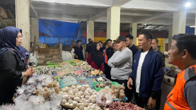 Wabup Tanggamus Pimpin Penertiban Pasar Gisting, Pedagang Hamparan Mulai Tertib Masuk Area Pasar
