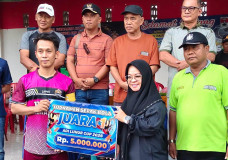 Bupati Elfianah Saksiakan Final Sepak Bola Antara Bintang Salwa Dan AKM FC