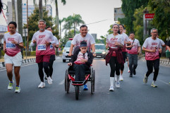 Sukoharjo Spektakuler Run 2026: Di Balik UMKM Menguat, Ada Kisah Hangat Ahmad Luthfi Dorong Kursi Roda Sang Putra