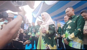 Semarak Parade Budaya Hari Ulang Tahun (HUT) ke-344 Kota Bandarlampung Wali Kota Berbagi Hadiah