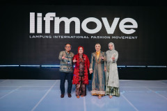 Ketua Dekranasda Provinsi Lampung Tampil di Catwalk, Tegaskan Dukungan bagi Kebangkitan Industri Kreatif Daerah