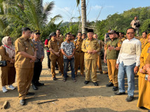 Bupati Tanggamus Tinjau Lokasi PUGAR Bantuan Turki, Targetkan Sentra Garam Baru di Pesisir Limau