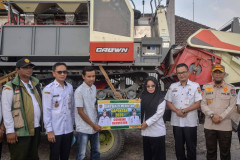 Bupati Mesuji Serahkan Bantuan Combine Harvester kepada Tujuh Brigade Pangan