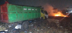 Hingga Malam Hari Petugas DLH Angkut Sampah TPS Beringin Raya Ke TPA Bakung