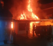 Rumah Permanen di Gedong Air Terbakar, Damkarmat Bandarlampung Berhasil Padamkan Api dalam Waktu Kurang dari Dua Jam