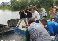 H. Maryono dan Azis Gagap Apresiasi Kampung Wisata Keramba 22 dan Bank Sampah Garcid, Ahmad Efendi: Ayo Gemar Makan Ikan dan Peduli Lingkungan 