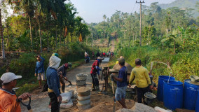 Warga Karangsari Swadaya Cor Jalan Rusak, Berharap Perhatian Pemkab Tanggamus