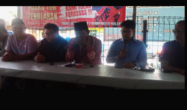 Koordinator lapangan Front ASAM,Bambang Kurniawan(batik merah) di Paulus Dading (hem biru) dan Ketua