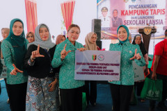 Canangkan Desa TAPIS dan Luncurkan Sekolah Lansia di Kampung Rukti Endah, Ketua TP PKK Lampung Dorong Pembangunan SDM Dimulai dari Desa