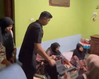 Peduli Warga Berkebutuhan, Eva Dwiana Salurkan 22 Alat Kesehatan di 5 Kelurahan
