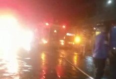 Tumpahan Solar Bikin Jalan Saleh Raja Kusuma Licin, Petugas Bergerak Bersihkan Lokasi