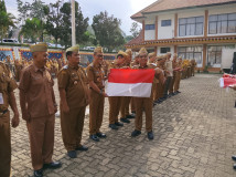 Sekda Tanggamus Pimpin Apel Pagi dan Pencanangan Gerakan Pembagian Bendera Merah Putih Tahun 2026