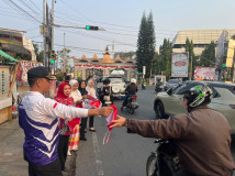 Pemprov Lampung Dorong Nasionalisme Lewat Gerakan Pembagian Bendera Merah Putih