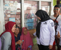 Wali Kota Eva Dwiana Bagikan Alat Bantu Kesehatan untuk Warga, Semarak HUT RI ke-81