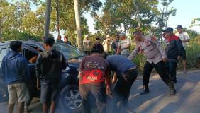 Polsek Pulau Pangung Dibantu Warga Evakuasi Mobil Terguling di Leter S Talang Jawa